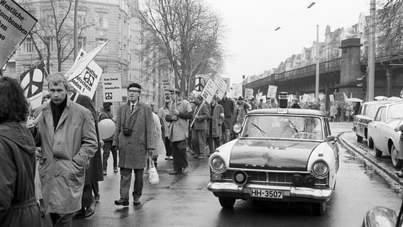 Protestierende nehmen am 15.April 1963 in Hamburg am Ostermarsch teil. © picture alliance/ dpa Foto: Günter Klimiont