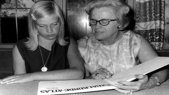 Die SPD-Politikerin Käte Strobel stellt im August 1969 in Bad Wörishofen einer Schülerin den Sexualkunde-Atlas der Bundeszentrale für gesundheitliche Aufklärung vor. © picture-alliance/ dpa 