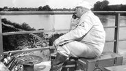 Der Leiter der Einsatzgruppe des Technischen Hilfswerks (THW) koordiniert 1956 auf der Leinebrücke bei Bothmer die Aktionen. © picture-alliance / dpa | Lehmann 