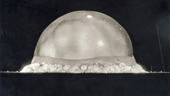 Erste Atomexplosion im Rahmen des Trinity Tests am 16. Juli 1945 in der Wüste von New Mexico (USA) © picture alliance / Everett Collection 