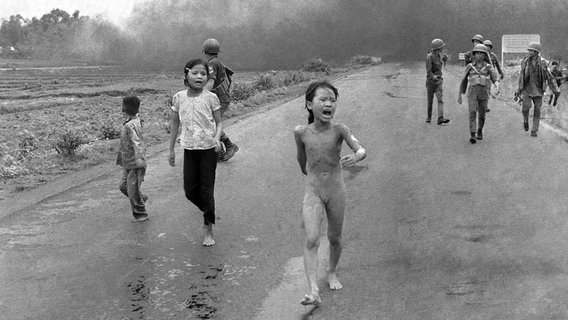 Das Bild von Nick Ut aus dem Vietnam-Krieg zeigt die schwer verletzte Phan Thị Kim Phúc. (8. Juni 1972) © picture alliance / AP Images Foto: Nick Ut