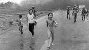 Das Bild von Nick Ut aus dem Vietnam-Krieg zeigt die schwer verletzte Phan Thị Kim Phúc. (8. Juni 1972) © picture alliance / AP Images Foto: Nick Ut