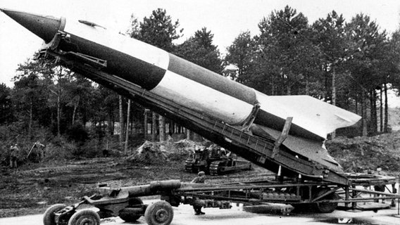 Eine V2-Rakete vor dem Abschuss, ca. 1944 © picture-alliance / Mary Evans Picture Library/WEIMA 