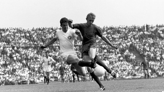 Peter Rautenberg (Spieler von Holstein Kiel in den 1960er Jahren) verhindert den Torerfolg des Gegners. © Kieler Sportvereinigung Holstein von 1900 e.V. 