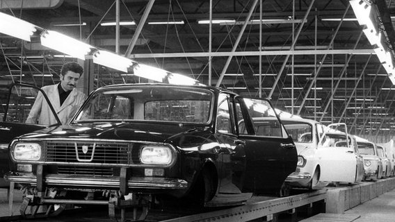 Ein Mitarbeiter bei der Endabnahme von Neuwagen des Typs Dacia 1300 an einem Laufband in der Produktionhalle im rumänischen Pitesti. (undatierte Aufnahme © picture-alliance/ dpa 