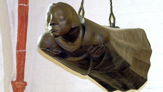 "Der Schwebende" von Ernst Barlach (1870-1938) hängt in der Nordhalle des Güstrower Domes. (17.11.2000) © picture-alliance / ZB Foto: Bernd Wüstneck