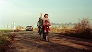 Bild von der Grenzöffnung, Frau mit Kind auf einem Fahrrad, 1989 © Bundespolizei Ratzeburg/Sigurd Müller Foto: Sigurd Müller