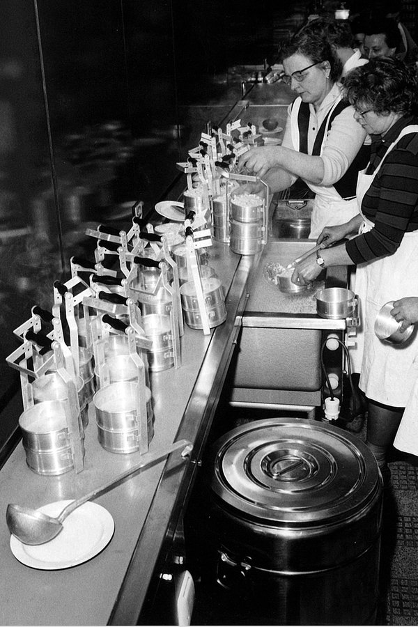 "Essen auf Rädern" in den 60er-Jahren: In der Mensa des Studentenwerkes werden die "Henkelmännder" befüllt. © Paritätischer Wohlfahrtsverband Niedersachsen e.V. 
