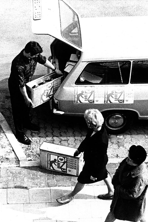 "Essen auf Rädern": Ein Auslieferungsfahrzeug wird in den 70er-Jahren beladen. © Paritätischer Wohlfahrtsverband Niedersachsen e.V. 