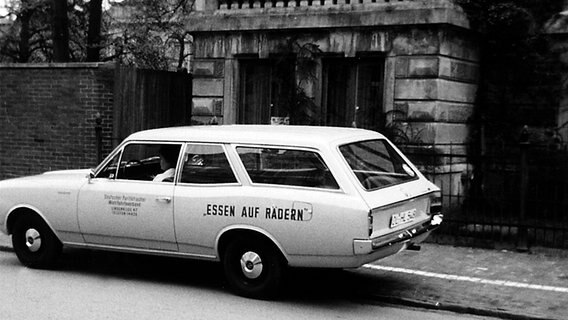 "Essen auf Rädern": Ein Auslieferungsfahrzeug in den 70er-Jahren. © Paritätischer Wohlfahrtsverband Niedersachsen e.V. 