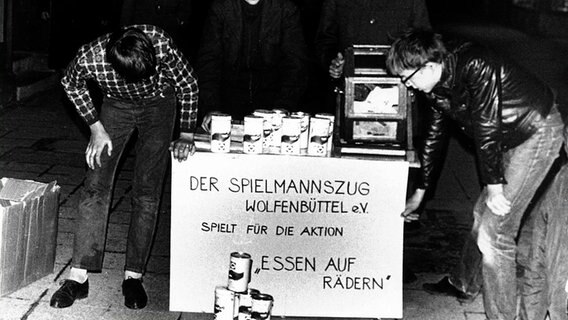 Spendenaktion vom Spielmannszug Wolfenbüttel e. V. für "Essen auf Rädern", undatierte Aufnahme. © Paritätischer Wohlfahrtsverband Niedersachsen e.V. 