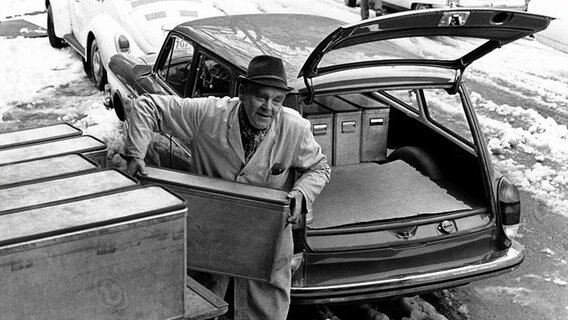 "Essen auf Rädern": Ein Mann belädt in den 60er Jahren ein Auslieferungsfahrzeug. © Paritätischer Wohlfahrtsverband Niedersachsen e.V. 