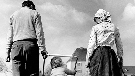 Vater, Mutter, Kind: Moral und Frauenbild in den 50er-Jahren