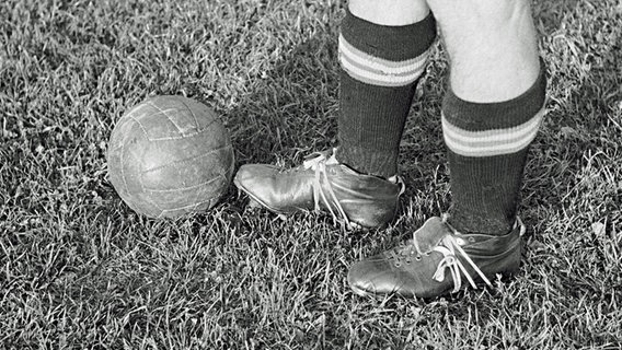 Die Beine des Fußballspielers Franz "Bimbo" Binder (Rapid Wien) mit einem Fußball aus Leder, 1950. © picture alliance / brandstaetter images/Votava Foto: brandstaetter images/Votava