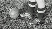 Die Beine des Fußballspielers Franz "Bimbo" Binder (Rapid Wien) mit einem Fußball aus Leder, 1950. © picture alliance / brandstaetter images/Votava Foto: brandstaetter images/Votava