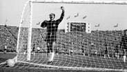 Der chilenische Torhüter Escuti Eyzaguirre holt am 6. Juni 1962 im Spiel gegen die deutsche Fußball-Nationalmannschaft bei der WM in Chile resigniert den Ball aus dem Netz. © picture-alliance / dpa | dpa 