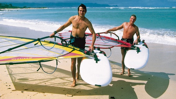 Ralf Bauer und Hardy Krüger jr. 1997 in der ARD-Serie "Gegen den Wind" (1995-1999) am Strand von St. Peter-Ording © picture alliance/United Archives 