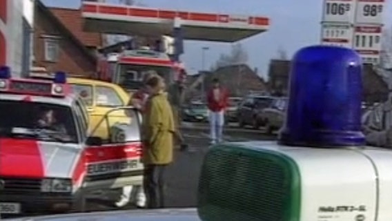 Wegen einer Geiselnahme in Groß Düngen haben sich Einsatz- und Rettungskräfte am 11. Dezember 1989 an einer Tankstelle zusammengefunden. © NDR 