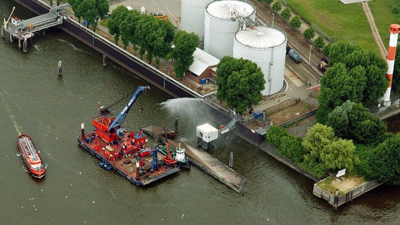 Das gekenterte Tankschiff "ENA 2" liegt am 29.06.2004 kieloben im Petroleumhafen in Hamburg. © dpa Foto: Maurozio Gambarini
