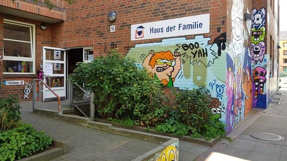 Das Haus der Familie auf St. Pauli trägt auch den Namen Helmuth-Hübener-Haus. © NDR Foto: Jochen Lambernd