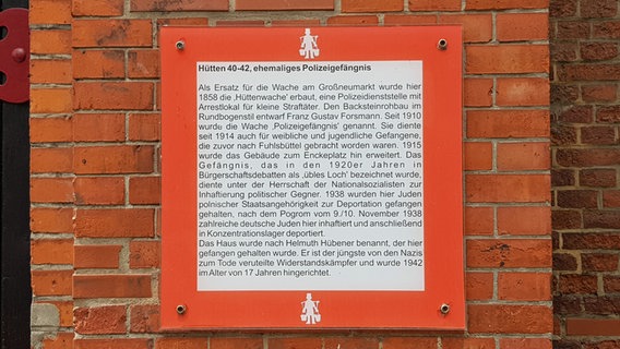 Eine Tafel erklärt den Hintergrund der Benennung des Helmuth-Hübener-Hauses an der Adresse Hütten 42 in Hamburg. © NDR Foto: Jochen Lambernd