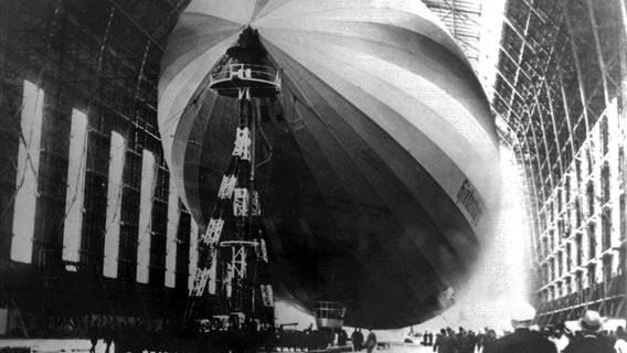 Der Zeppelin LZ 129 "Hindenburg" in einer Luftschiffhalle auf dem Frankfurter Rhein-Main-Flughafen im Jahr 1937. © picture-alliance / dpa Foto: Goettert