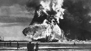 6. Mai 1937: Der Zeppelin "Hindenburg" brennt nach einer Explosion in Lakehurst bei New York aus. © picture-alliance 