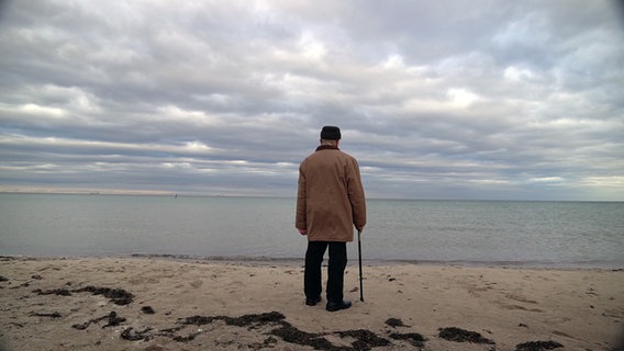 Horst Schön am Strand © NDR 