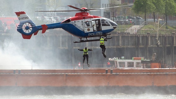 Ein Hubschrauber der Polizei schwebt am 09.05.2015 bei einer Rettungsvorführung in Hamburg über der Elbe. © picture alliance / dpa Foto: Daniel Reinhardt