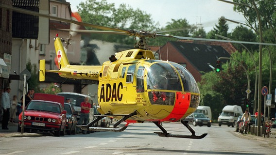 Der Hubschrauber "Christoph" der ADAC-Luftrettungs GmbH startet mitten von einer Straße in Hamburg, um ein schwerverletztes Brandopfer so schnell wie möglich in das entsprechende Krankenhaus zu transportieren. Aufgenommen am 3. September 1996. © picture-alliance / dpa Foto: Stefan Hesse