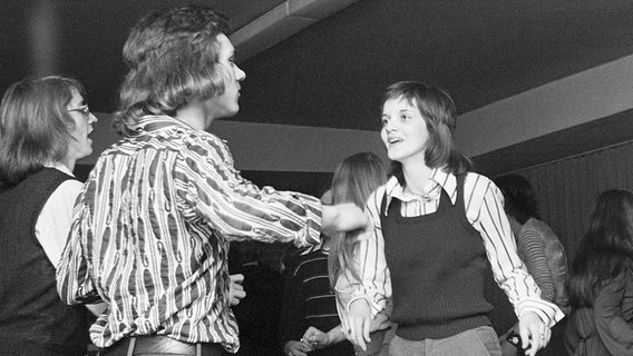 Ein junges Paar tanzt in einer Discothek (15.01.1974) © picture alliance/United Archives Foto: Werner Otto