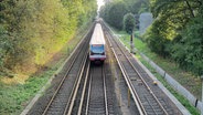 Ein Zug der U-Bahnlinie 1 hat die Station Oldenfelde verlassen. © NDR Foto: Jochen Lambernd