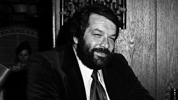 Der italienische Schauspieler Bud Spencer (Carlo Pedersoli) bei einem Besuch in einem Thai Restaurant in München, 1970er-Jahre. © picture alliance/United Archives Foto: Heinz Browers