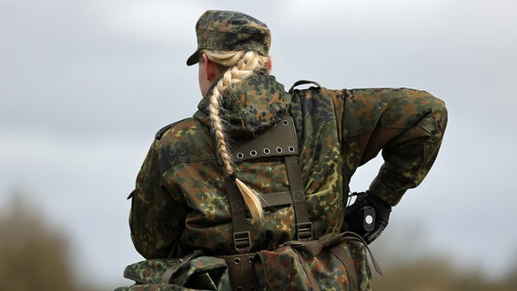 Eine Soldatin der Bundeswehr übt am 16.04.2015 im Rahmen ihrer Grundausbildung im Spezialpionierbataillon 164 in Husum (Schleswig-Holstein) an ihrer Handfeuerwaffe. © picture alliance / dpa Foto: Christian Charisius