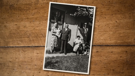 Die Familie von Irmgard Eiben, geborene Bodenstab, aus Wilhelmshaven 1951, von links: Mutter Emma Bodenstab, Sohn Thomas Eiben, Vater Johann Bodenstab und Irmgard Eiben. © Privat 