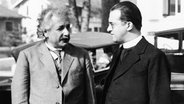 Albert Einstein (l.) und Georges Henry LeMaitre am 13. Januar 1932 in Pasadena, Kalifornien. © picture alliance / AP Foto: Anonymous
