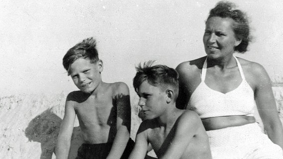 Joachim Gauck (l.), sein Cousin Burckard und Tante Marianne (die Schwester von Gaucks Mutter) am Strand 1952. © Privatbesitz J. Gauck Foto: privat