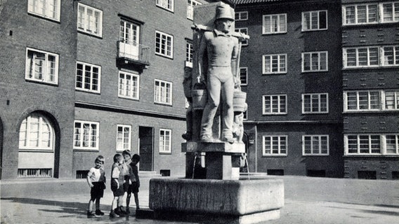 Blick auf den Hummelbrunnen in der Hamburger Altstadt um 1940 © picture alliance / arkivi 