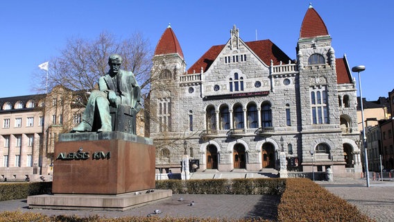 Nationaltheater in Helsinki mit Aleksis-Kivi-Statue © picture alliance / imageBROKER Foto: Norbert Eisele-Hein