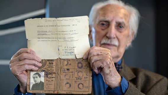 Der Holocaust-Überlebende Leon Weintraub hält bei einem Pressegespräch an der Georg-August-Universität Göttingen seine Immatrikulationsbescheinigung und seinen Studentenausweis in der Hand. (11.11.2022) © picture alliance/dpa Foto: Swen Pförtner