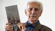 Der Holocaust-Überlebende Leon Weintraub hält bei einem Pressegespräch an der Georg-August-Universität Göttingen seine Biographie. Weintraub stellt seine Biografie "Die Versöhnung mit dem Bösen" vor. (11.11.2022) © picture alliance/dpa Foto: Swen Pförtner