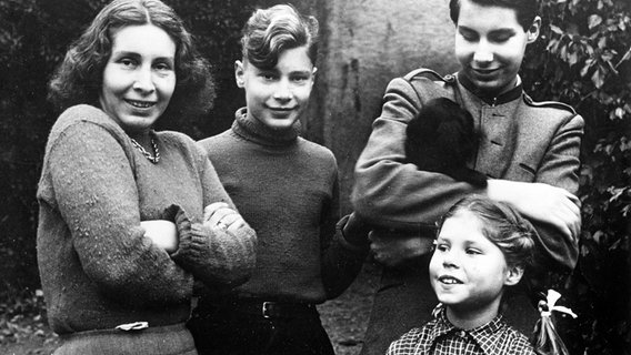 Gräfin Nina von Stauffenberg (1913 - 2006) mit drei ihrer fünf Kinder (aufgenommen wahrscheinlich 1954) © picture alliance / Adolf von Castagne / dpa Foto: Adolf von Castagne
