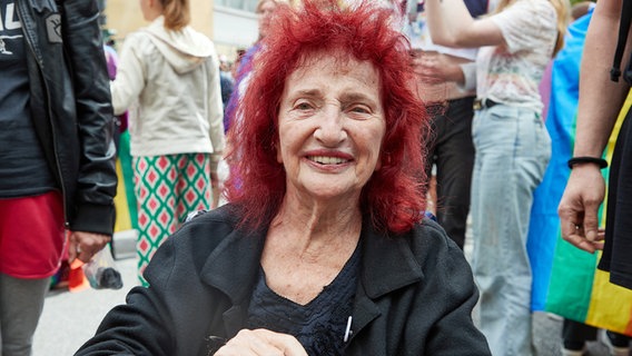 Peggy Parnass, deutsch-schwedische Schauspielerin und Autorin, bei der Parade zum Christopher Street Day (CSD) 2022 in Hamburg. © picture alliance/dpa Foto: Georg Wendt