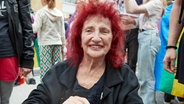 Peggy Parnass, deutsch-schwedische Schauspielerin und Autorin, bei der Parade zum Christopher Street Day (CSD) 2022 in Hamburg. © picture alliance/dpa Foto: Georg Wendt