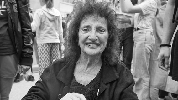 Peggy Parnass, deutsch-schwedische Schauspielerin und Autorin, bei der Parade zum Christopher Street Day (CSD) 2022 in Hamburg. © picture alliance/dpa Foto: Georg Wendt