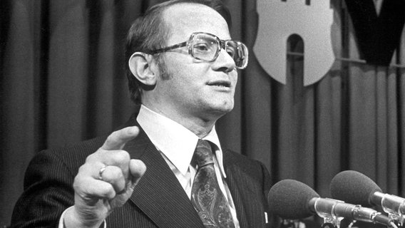 Hamburgs Erster Bürgermeister Peter Schulz auf dem Landesparteitag der SPD am 04.01.1974. © dpa-Report 