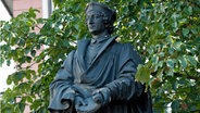 Denkmal von Johannes Reuchlin - Philosoph, Sprachwissenschaftler, Jurist (1455 - 1522) - am Schlossberg in Pforzheim (2012) © picture alliance / imageBROKER /  Bildverlag Bahnmüller Foto: Bildverlag Bahnmüller