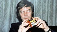 Ernö Rubik, Erfinder des "Zauberwürfels", im Jahr 1981 © picture alliance / ASSOCIATED PRESS Foto: John Glanvill