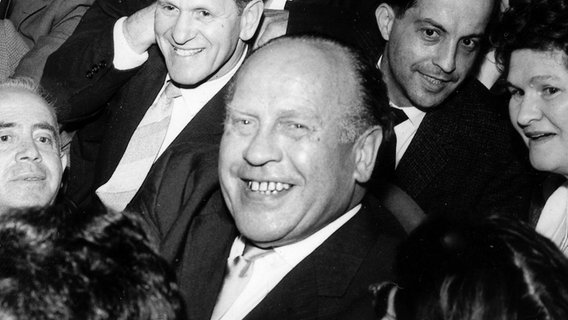 Der deutsche Industrielle Oskar Schindler trifft 1962 in Israel einige der insgesamt 1200 Juden wieder, die er gerettet hatte © picture-alliance / dpa 