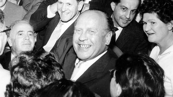 Der deutsche Industrielle Oskar Schindler trifft 1962 in Israel einige der insgesamt 1200 Juden wieder, die er gerettet hatte. © picture-alliance / dpa 